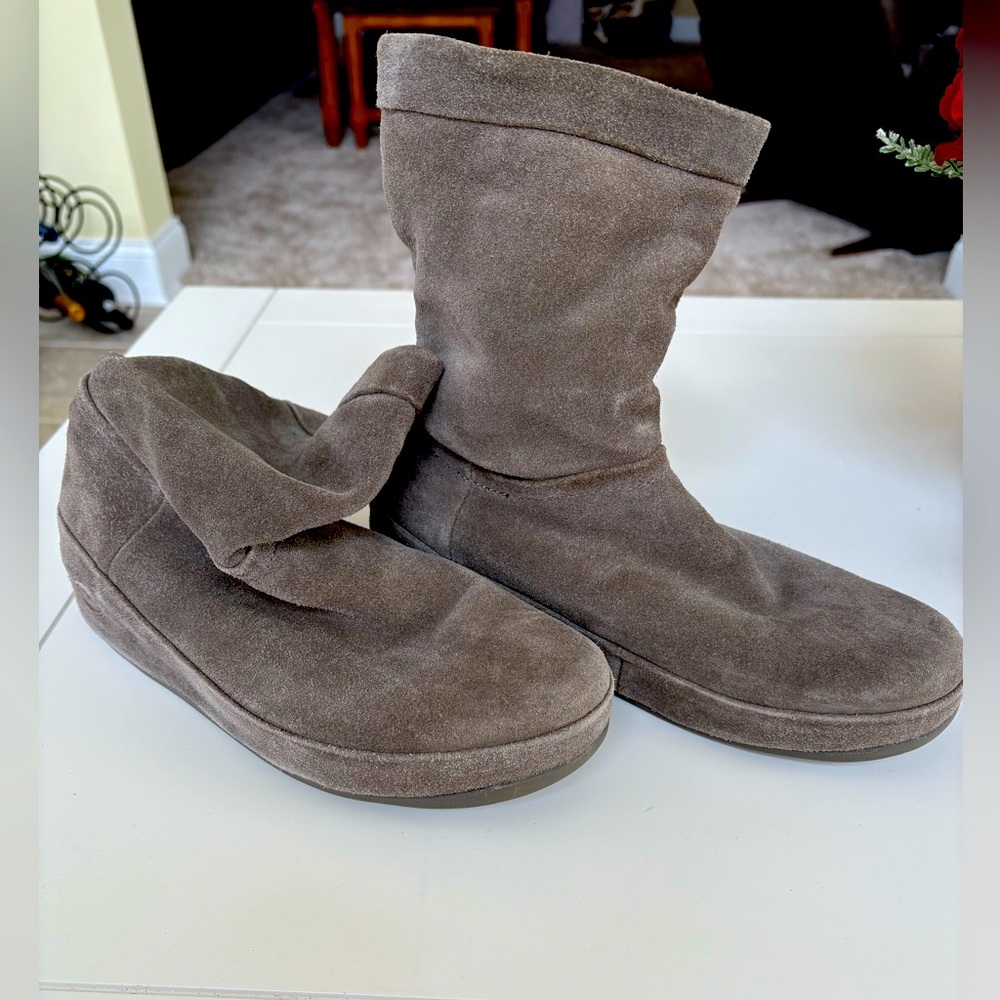 Fitflop crush boot new in box. Size 8. Taupe